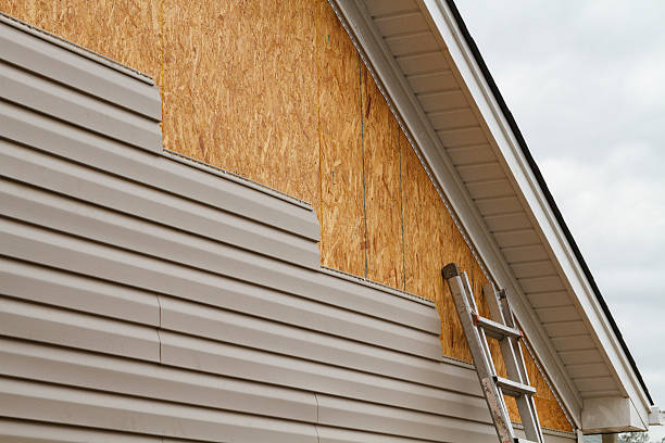 Professional Siding Installation technician working in Waynesboro, TN